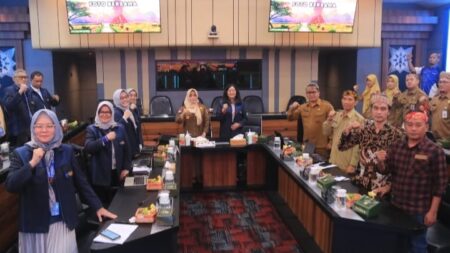 Bupati Beberakan Inovasi Digital Milik Pemkab Mojokerto di Hadapan Kementerian Kominfo foto beritajatim