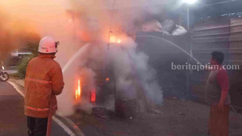 Petugas damkar memadamkan api yang membakar gudang rongsokan di Jalan Raya Jabon, Desa Jabon, Kecamatan Mojoanyar, Kabupaten Mojokerto. [Foto: Ist]