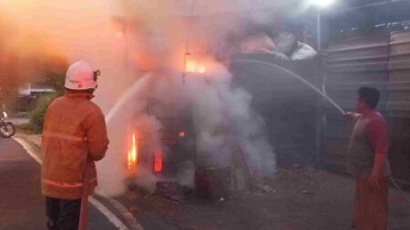 Petugas damkar memadamkan api yang membakar gudang rongsokan di Jalan Raya Jabon, Desa Jabon, Kecamatan Mojoanyar, Kabupaten Mojokerto. [Foto: Ist]