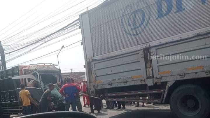 Kondisi nopol N 8313 TN usai terlibat kecelakaan lalu-lintas di Jalan Raya Desa Watesnegoro, Kecamatan Ngoro, Kabupaten Mojokerto. [Foto: Ist]