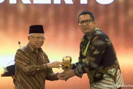 Penghargaan UHC kategori Utama diserahkan Wakil Presiden RI, Ma’ruf Amin kepada Penjabat (Pj.) Wali Kota Mojokerto, Moh Ali Kuncoro. [Foto : ist]