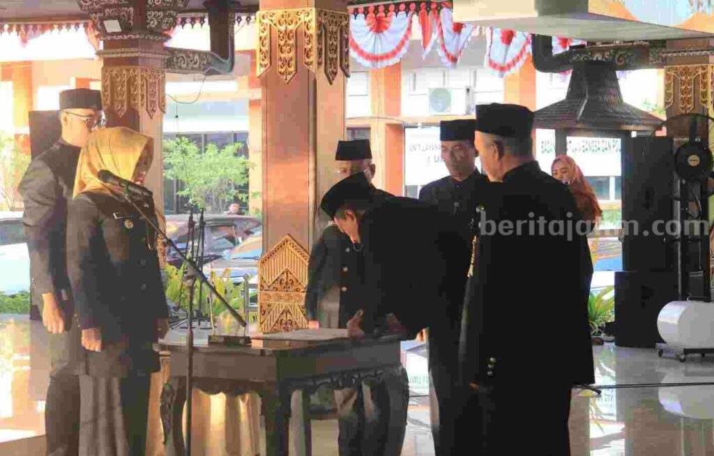 Pelantikan dan pengambilan sumpah janji jabatan ini berlangsung di Pendopo GMT Pemkab Mojokerto, Kamis (1/8/2024). [Foto : ist]
