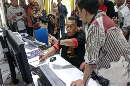 Bupati Sugiri Sancoko saat meninjau ruang Cathlab yang baru diresmikan. (Endra Dwiono/Beritajatim.com)