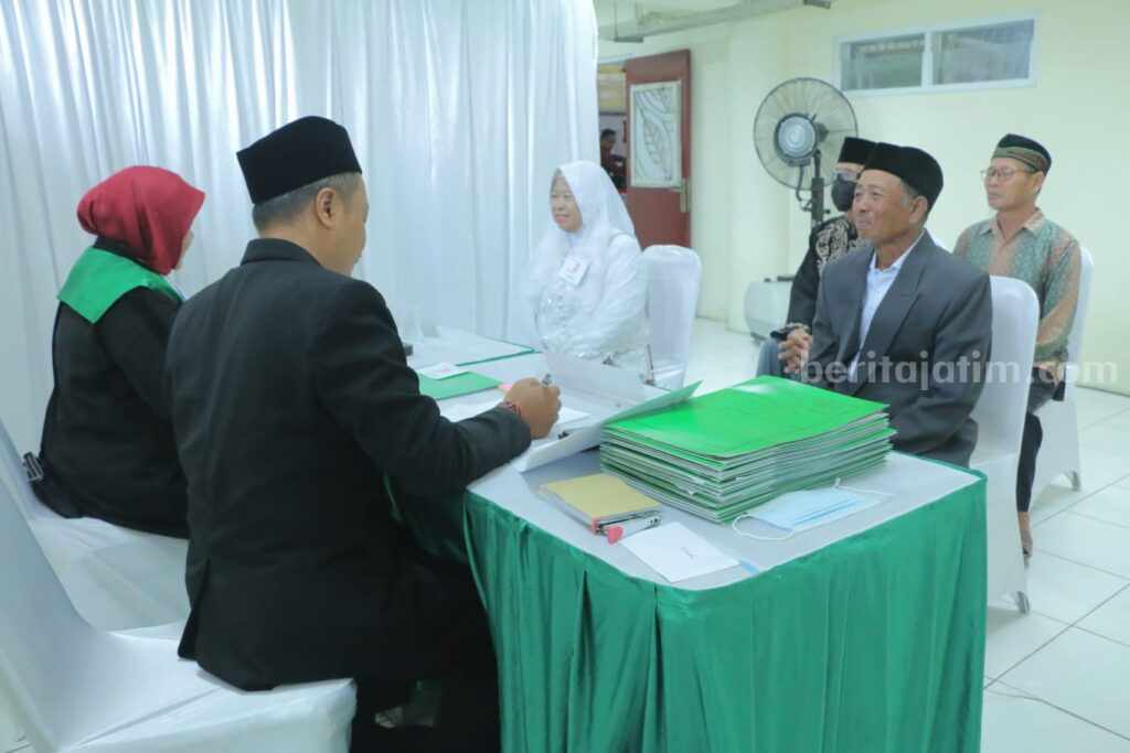 Foto salah satu pengantin lansia yang mengikuti sidang isbat di Pengadilan Agama Gresik.