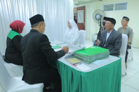 Foto salah satu pengantin lansia yang mengikuti sidang isbat di Pengadilan Agama Gresik.