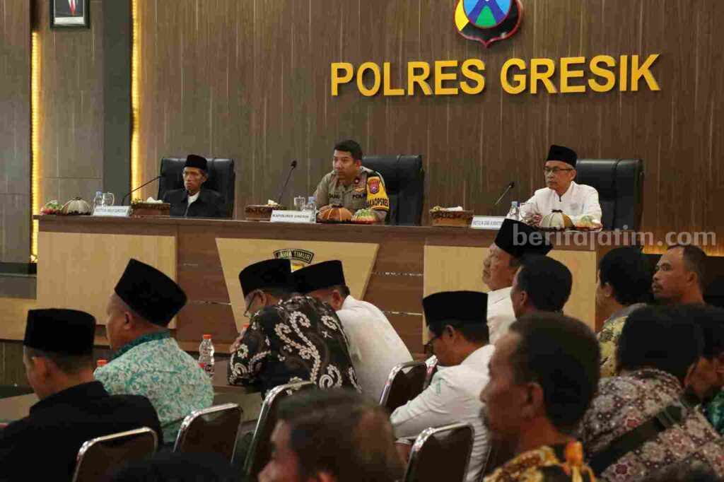 Sejumlah tokoh agama dan masyarakat mendengarkan paparan dari Kapolres Gresik