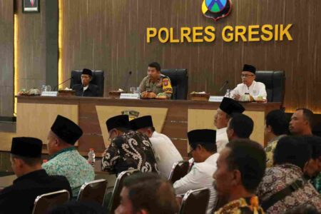 Jelang Pilkada Gresik, Polisi, Tokoh Agama dan Masyarakat Optimalkan Cooling System Sejumlah tokoh agama dan masyarakat mendengarkan paparan dari Kapolres Gresik