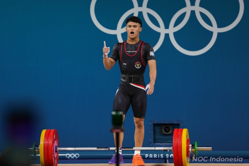 Medali emas kedua Indonesia di Olimpiade Paris 2024 dipersembahkan Rizki Juniansyah dari cabang angkat besi. Foto: NOC Indonesia/Naif Muhammad Al’as/Canon Indonesia