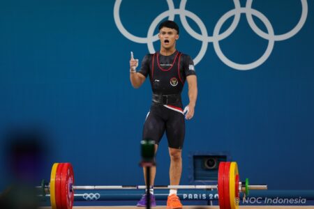 Medali emas kedua Indonesia di Olimpiade Paris 2024 dipersembahkan Rizki Juniansyah dari cabang angkat besi. Foto: NOC Indonesia/Naif Muhammad Al’as/Canon Indonesia