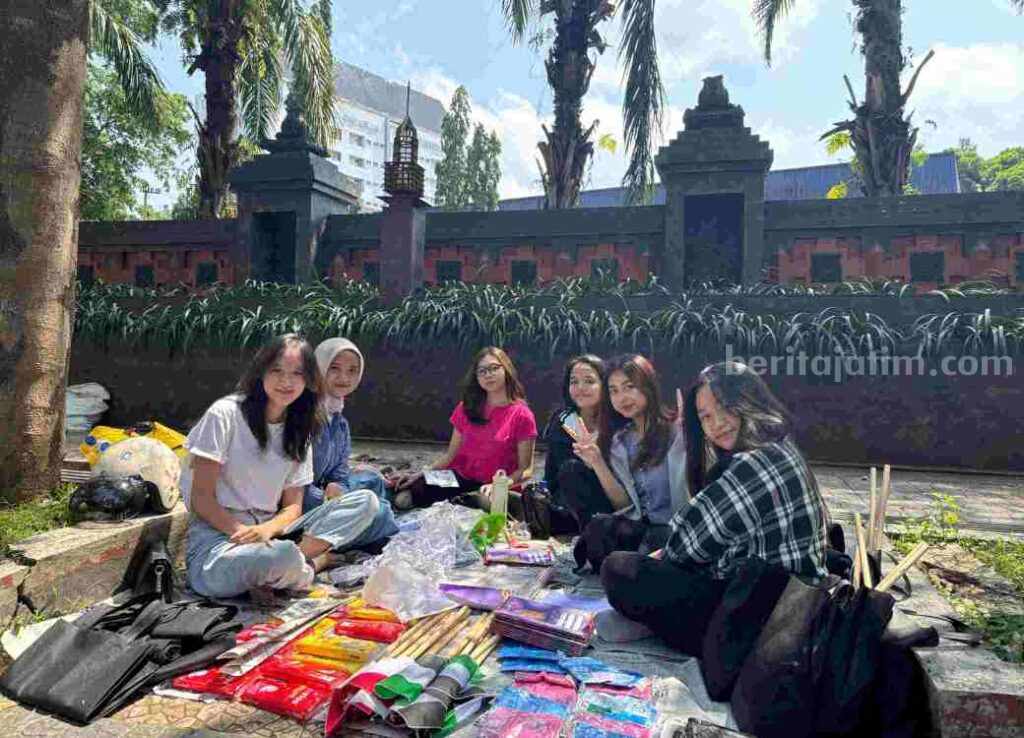 Mendekati PKKMB UB, Penjual Perlengkapan Ospek Mulai Ramai