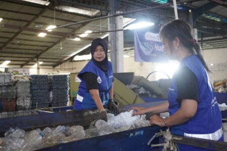 Atasi Sampah Plastik, AQUA dan Rekosistem Wujudkan Ekonomi Sirkular Pengelolaan sampah kemasan plastik di wilayah Gresik.