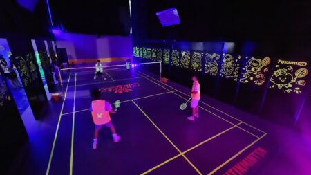 Itikminton: Sensasi Baru Bermain Badminton dalam Gelap di Surabaya Itikminton yang menawarkan lifestyle baru menikmati bulu tangkis berkonsep glow in the dark.