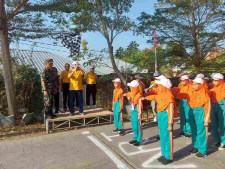 Peserta gerak jalan dari kalangan pelajar