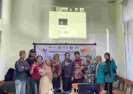Tim PKM Unisma Latih Saung Kanak Gunakan Alat Bantu Audio Book Bertema Perubahan Iklim