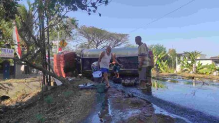 Warga Berebut Minyak Goreng dari Truk Tangki Terguling di Mojokerto