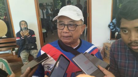 Cabup Blitar, Rijanto mengikuti sepeda santai bersama warga, Minggu (11/8/2024). (foto : Winanto/beritajatim.com)