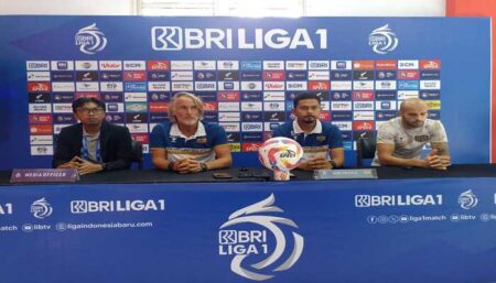Dipenuhi Pemain Bintang, Dewa United Siap Jungkalkan Arema FC di Blitar Pelatih dan pemain Dewa United jelang pertandingan lawan Arema FC di Stadion Blitar, Minggu (11/8/2024). (foto : Winanto/beritajatim.com)