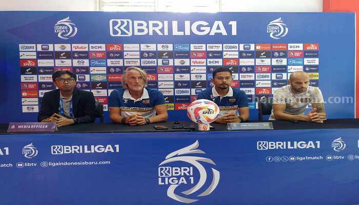 Pelatih dan pemain Dewa United jelang pertandingan lawan Arema FC di Stadion Blitar, Minggu (11/8/2024). (foto : Winanto/beritajatim.com)
