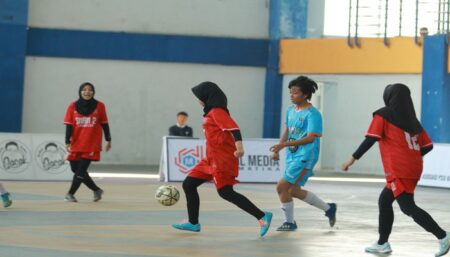 Aksi pelajar putri dalam ajang Women Futsal Championship 2024, yang digelar Askab PSSI Lamongan, Selasa (13/8/2024).