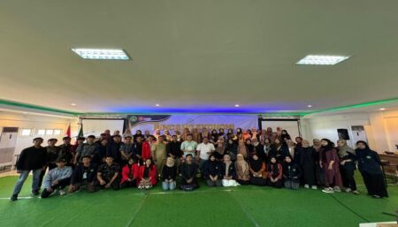 Rektor Unisla, Abdul Ghofur, bersama para narasumber acara Bincang Ekonomi, yang digelar BEM Unisla.
