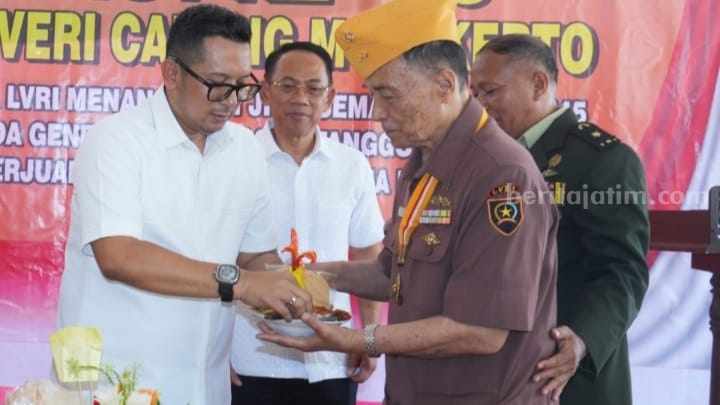 Pj Wali Kota Mojokerto Moh. Ali Kuncoro saat menghadiri peringatan Hari Veteran Nasional 2024 di DPC LVRI Kabupaten/Kota Mojokerto di Markas Cabang LVRI Mojokerto di Jalan Hayam Wuruk, Kota Mojokerto. [Foto: ist]