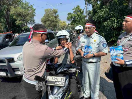Kaget Dikira Razia, Polisi Gresik Ternyata Bagikan Helm Gratis