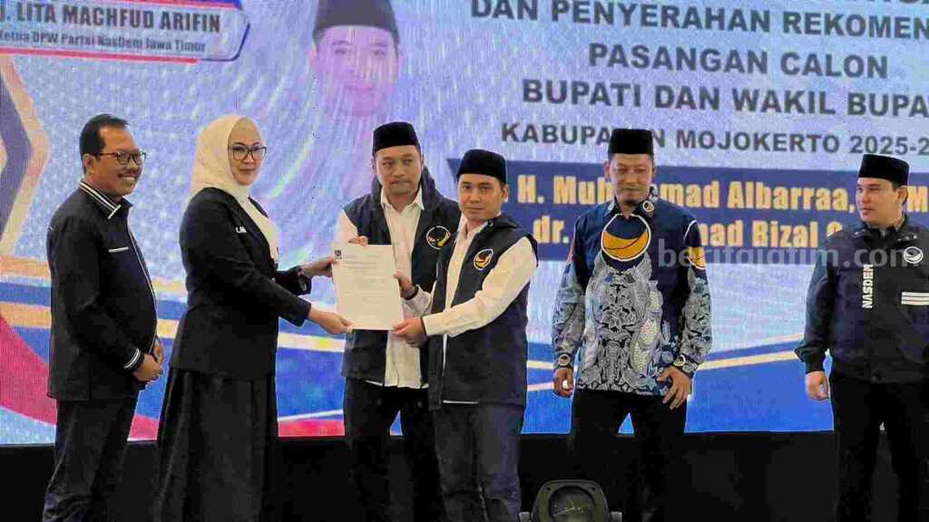 Bacalon Bupati dan Bupati Mojokerto, Muhammad Albarra dan Achmad Rizal Octavian menerima surat rekomendasi dari Ketua DPW NasDem Jawa Timur, Lita Mahfud Arifin dan Sekretaris DPW Jatim, Aminurokhman di salah satu hotel di Kota Mojokerto. [Foto: Misti/Beritajatim.com]