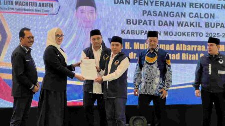 Bacalon Bupati dan Bupati Mojokerto, Muhammad Albarra dan Achmad Rizal Octavian menerima surat rekomendasi dari Ketua DPW NasDem Jawa Timur, Lita Mahfud Arifin dan Sekretaris DPW Jatim, Aminurokhman di salah satu hotel di Kota Mojokerto. [Foto: Misti/Beritajatim.com]