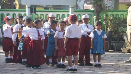 Distribusi Seragam Sekolah Gratis di Blitar Terlambat, Dispendik Salahkan Penyedia? Siswa Sekolah Dasar di Kabupaten Blitar, Jumat (16/8/2024). (foto : Winanto/beritajatim.com)