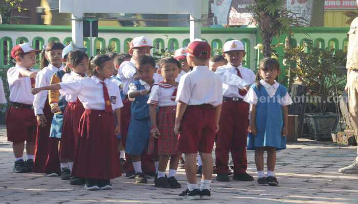 Siswa Sekolah Dasar di Kabupaten Blitar, Jumat (16/8/2024). (foto : Winanto/beritajatim.com)