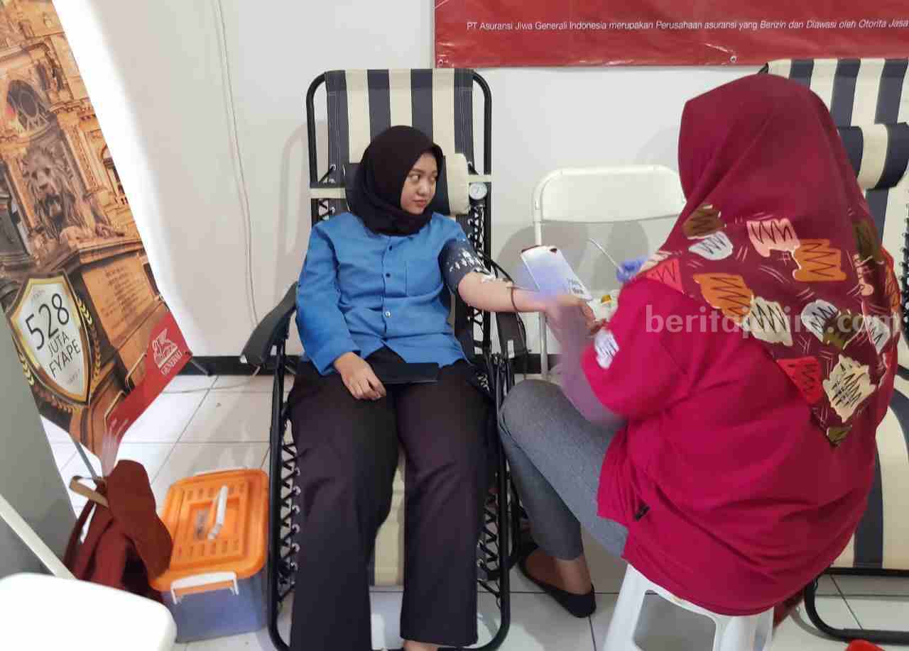 Salah satu pendonor saat melakukan donor darah (Foto: Istimewa)
