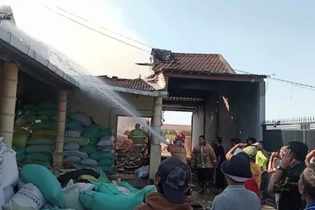 Penggilingan Gabah Magetan Terbakar, Segini Kerugiannya foto beritajatim
