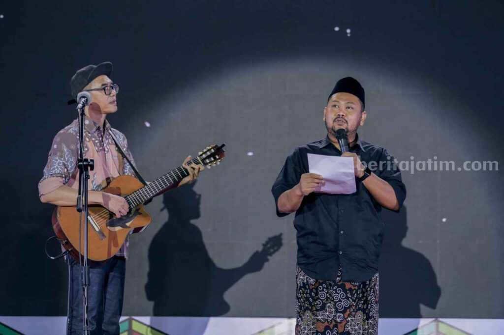 Penyair Panji Sakti (kiri) saat berduet membaca puisi musikalisasi bersama Bupati Fandi Akhmad Yani.