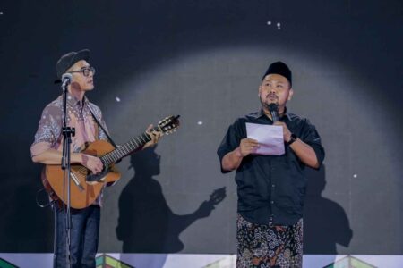 Duet Penyair Panji Sakti dan Bupati Gresik, Bikin Semua Penonton Merinding Penyair Panji Sakti (kiri) saat berduet membaca puisi musikalisasi bersama Bupati Fandi Akhmad Yani.