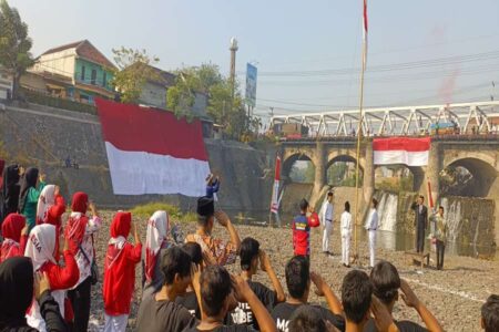 Prosesi pengibaran bendera Merah Putih upacara peringatan Proklamasi Kemerdekaan Bangsa Indonesia di Bangil. [Atma/Beritajatim.com]