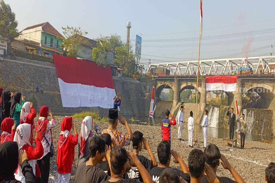 Prosesi pengibaran bendera Merah Putih upacara peringatan Proklamasi Kemerdekaan Bangsa Indonesia di Bangil. [Atma/Beritajatim.com]