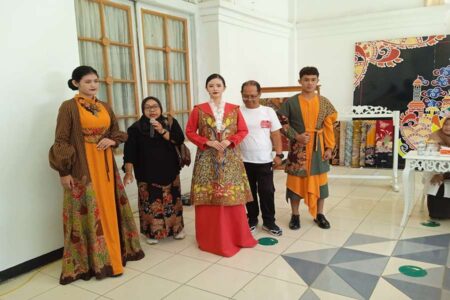 Koleksi Batik Bright Light Probolinggo yang dikenalkan dalam ajang Surabaya Fashion Parade 2024.