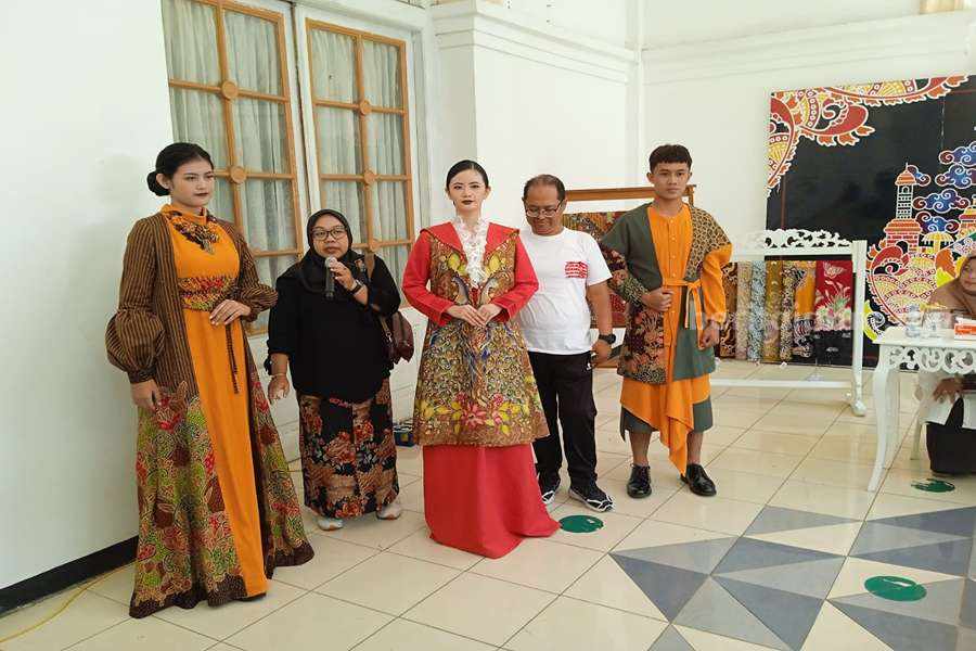 Koleksi Batik Bright Light Probolinggo yang dikenalkan dalam ajang Surabaya Fashion Parade 2024.