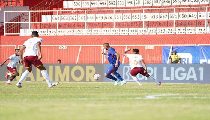 Begini Respon Arema FC Usai Dapat Teguran LIB, Efek Kondisi Stadion Soepriadi yang Buruk Laga Arema FC di Stadion Soepriadi.