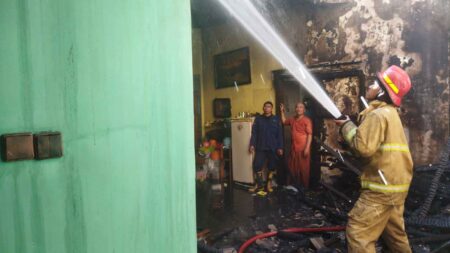Rumah Dua Lantai di Perum BP Randuagung Gresik Dilalap Api Petugas Damkarla Gresik dan petugas PMK Petrokimia Gresik saat melakukan pemadaman kebakaran rumah dua lantai di Perum Bakti Pertiwi (BP) Randuagung Kebomas, Gresik.