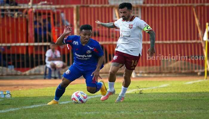 Pertandingan Arema FC vs Borneo FC Samarinda, Sabtu (17/8/2024). (foto : Winanto/beritajatim.com)