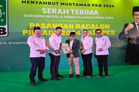 Wasekjen PP GP Ansor Syauqul Muhibbin dan Elim Tyu Samba resmi menerima surat rekomendasi dari PKB, Minggu (18/8/2024). (Foto : Winanto/beritajatim.com)