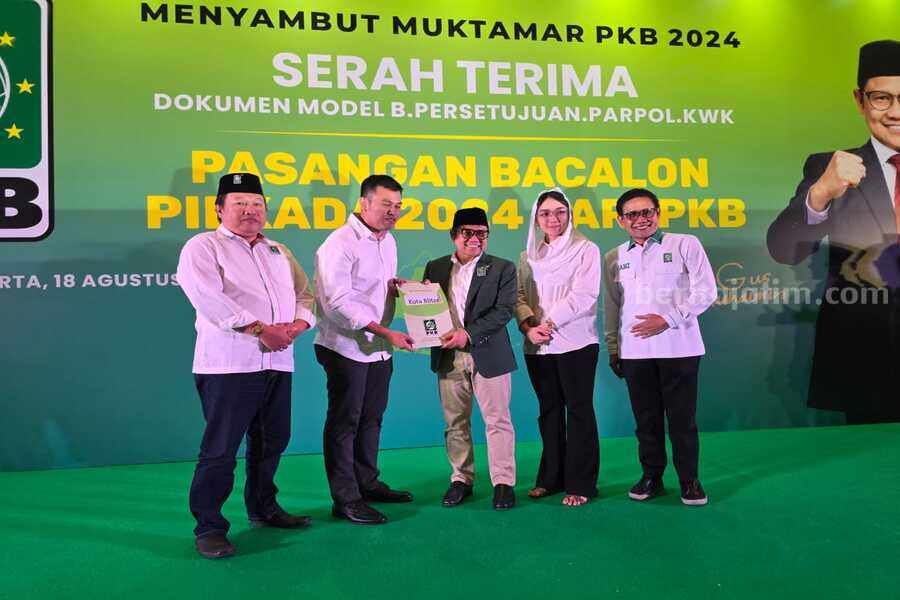 Wasekjen PP GP Ansor Syauqul Muhibbin dan Elim Tyu Samba resmi menerima surat rekomendasi dari PKB, Minggu (18/8/2024). (Foto : Winanto/beritajatim.com)