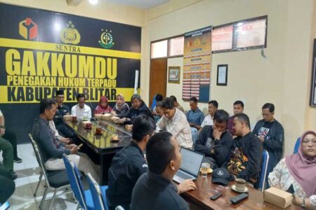 Kegiatan peluncuran peta kerawanan oleh Bawaslu Blitar, Minggu (19/8/2024). (Foto : Winanto/beritajatim.com)