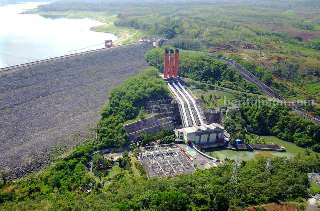 Pengembangan PLTS Terapung Karangkates menjadi upaya PLN Nusantara Power untuk memaksimalkan produksi energi bersih dari Waduk Karangkates, dimana saat ini Perusahaan telah memanfaatkan air dari waduk tersebut untuk mengoperasikan PLTA Sutami dengan kapasitas 3 x 35 MW.