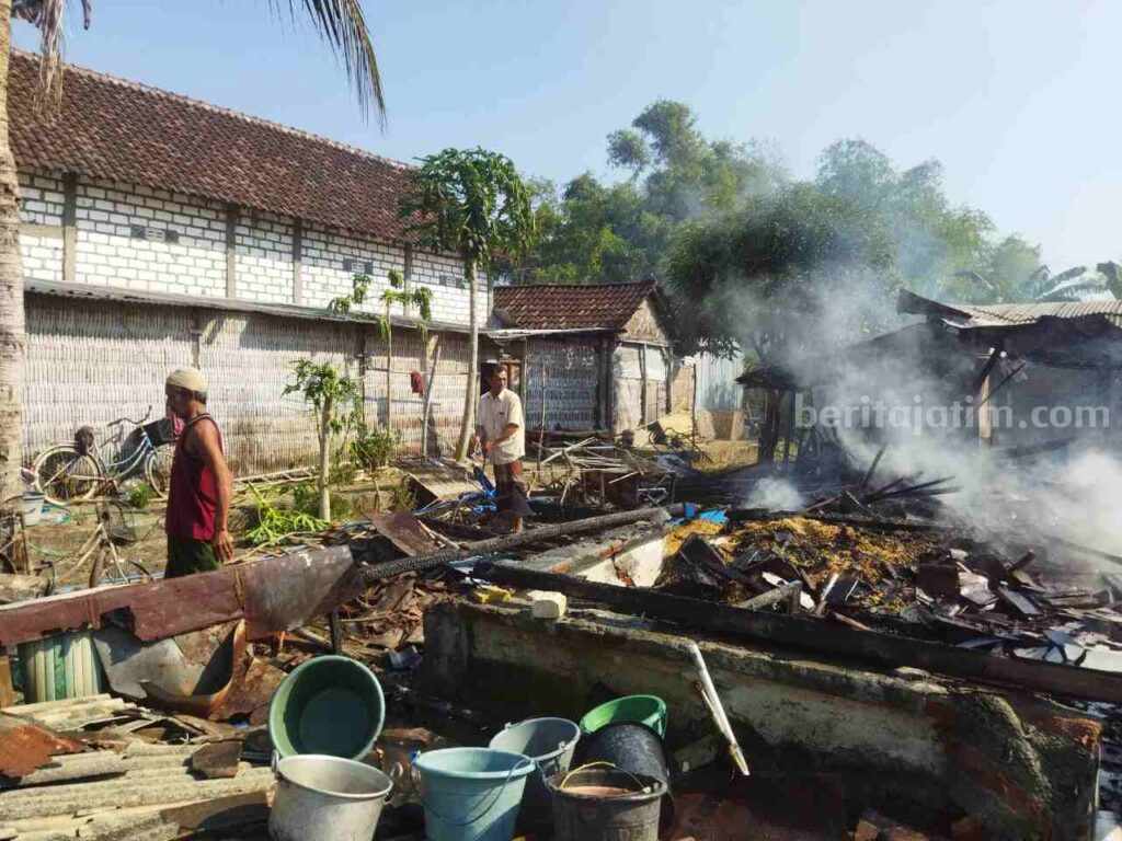Rumah warga Benjeng Gresik rata dengan tanah usai dilalapi api