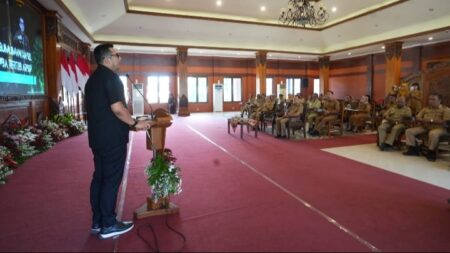 Pj Wali Kota Mojokerto Moh. Ali Kuncoro saat memberikan arahan dalam kegiatan pengumuman hasil Lomba Tertib Arsip Kategori Kecamatan, Kelurahan dan SMPN tahun 2024 di Sabha Mandala Madya Balai Kota Mojokerto. [Foto : ist]