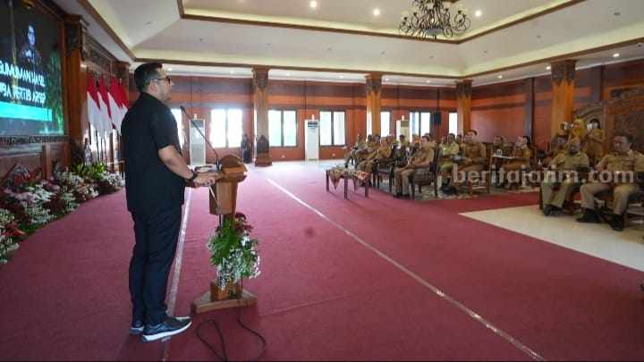 Pj Wali Kota Mojokerto Moh. Ali Kuncoro saat memberikan arahan dalam kegiatan pengumuman hasil Lomba Tertib Arsip Kategori Kecamatan, Kelurahan dan SMPN tahun 2024 di Sabha Mandala Madya Balai Kota Mojokerto. [Foto : ist]