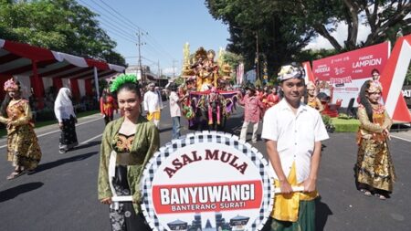 Warna Nusantara saat Karnaval Merdeka di Banyuwangi foto beritajatim