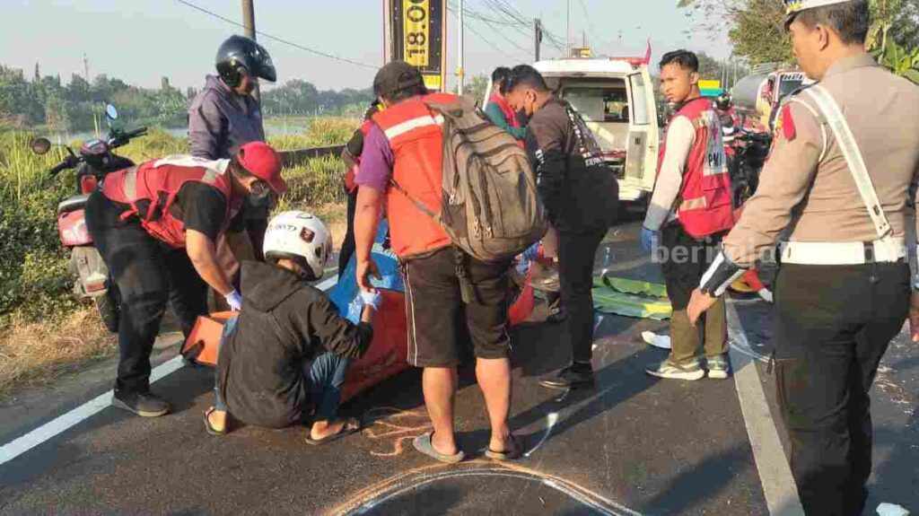 Proses evakuasi jenazah korban ke mobil ambulance. [Foto : ist]